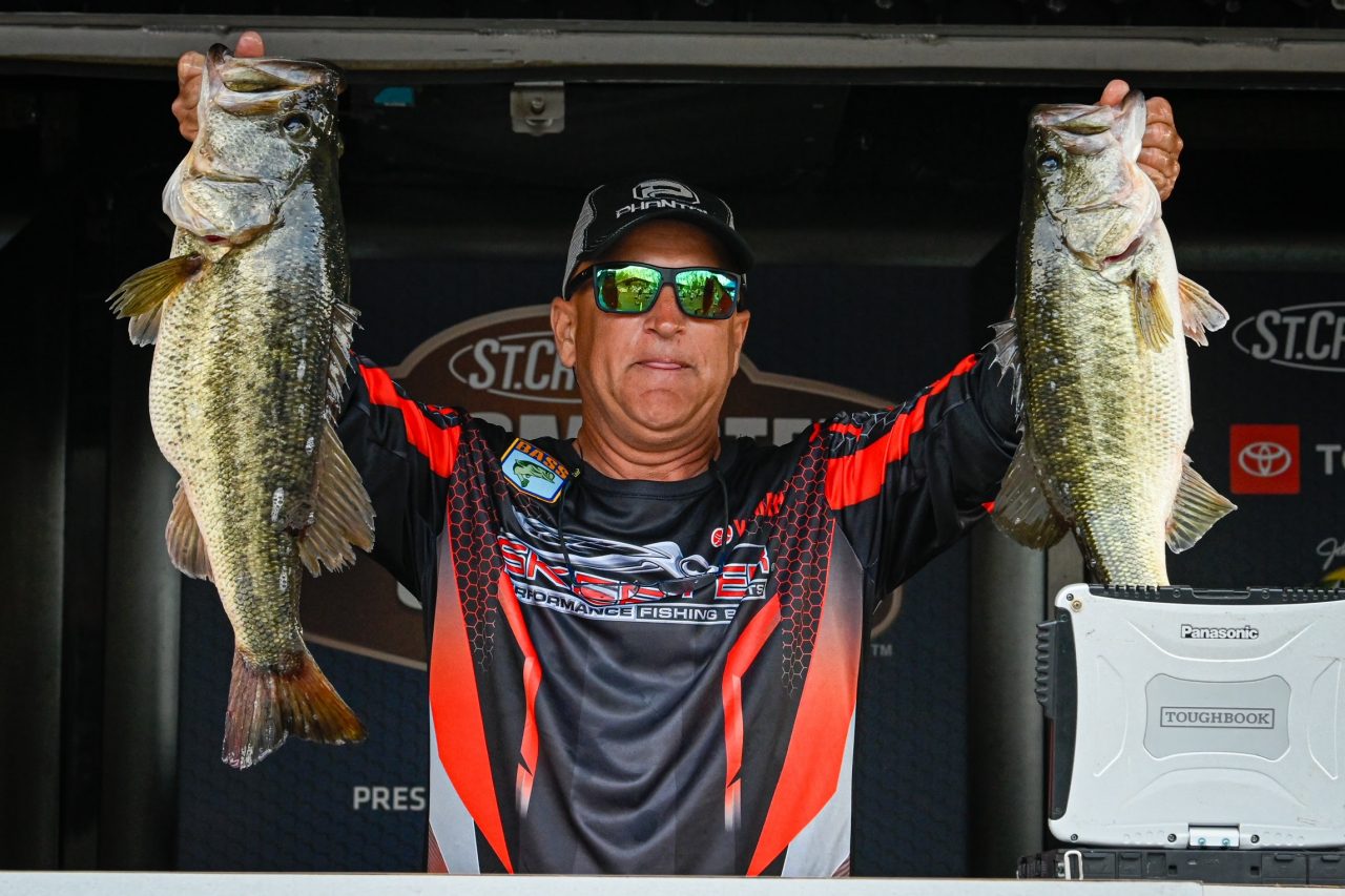 Big kicker lifts Hutson to lead at Bassmaster Open on Santee Cooper Lakes –  Anglers Channel